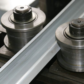 Rollo automático de la quilla de la luz de la rejilla de T que forma la máquina para la placa de acero del color de proceso