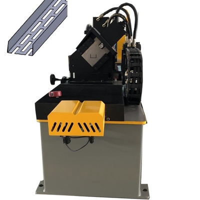 Máquina de moldeado de perfiles en U de metal con hoyos de rodadura