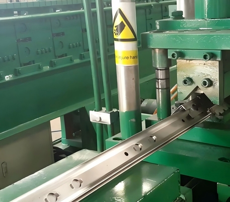 Máquina de moldeado de estantes de alta velocidad con servoalimentador y punzón hidráulico