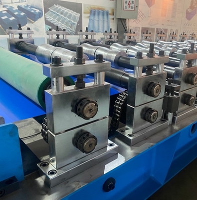 Versátil pisos azulejos de techo láminas de rodamiento máquina de formación en ruso