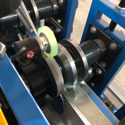 Máquina de moldeado de perfiles en U de metal con hoyos de rodadura