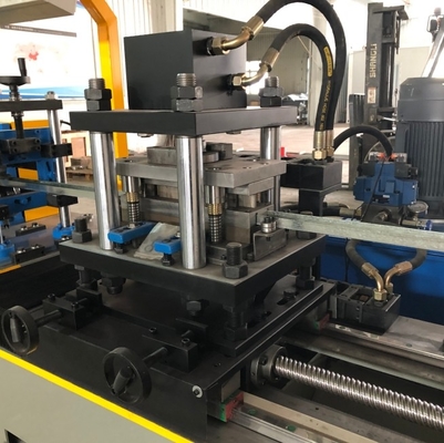 Máquina de moldeado de perfiles en U de metal con hoyos de rodadura