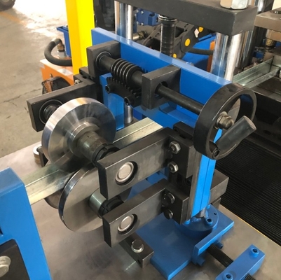 Máquina de moldeado de perfiles en U de metal con hoyos de rodadura