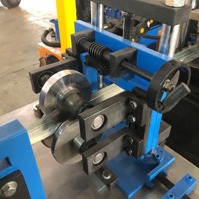 Máquina de moldeado de perfiles en U de metal con hoyos de rodadura