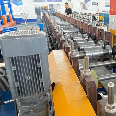 Máquina perfiladora de cumbrera ajustable en ancho