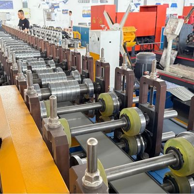 Máquina perfiladora de cumbrera ajustable en ancho